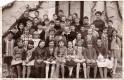 Klassenfoto 1964 mit Lehrerin Anni Neubauer (re) und Pfarrer Nikolaus Ruderer(li), Foto StAH