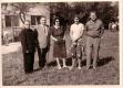 Lehrerfoto 1964 (v.li.)Pfarrer Nikolaus Ruderer, Lehrer Johann Glaser, Lehrerin Dorothea Widowitsch. Lehrerin Maria Pleyer, Lehrer Hermann Schwindl, Foto StAH