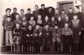 Klassenfoto 1958 mit Lehrerin Erika Schweighofer (li) und Pfarrer Lorenz Zacher (re), Foto StAH