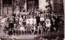 Klassenfoto 1950 mit Lehrerin Mathilde Sigl (re) und Pfarrer Georg Bieringer (li), Foto StAH