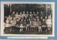 Klassenfoto 1956/57 Klasse 1 und 2 mit Lehrerin Herta Hajek. Foto Archiv Schlager, Hauzenberg