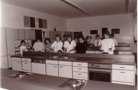 Schulküche in der Hauptschule (Foto aus Festschrift 1987)