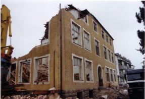Abriss altes Knabenschulhaus von vorne, Herbst 2001 (Foto StAH)