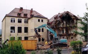 Abriss altes Knabenschulhaus mit Lehrerwohnhaus von hinten, Sept. 2001. (Foto StAH)