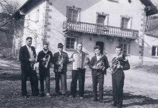 Gründung der Trachtenkapelle 1961. Die Musiker von links: Rudolf Pangerl sen., Rudolf Pangerl jun., Hans Hoffmann, Ludwig Hoffmann, Helmuth Hoffmann, Ernst Bauer. (Foto: Hoamatliab, 1998, 20)