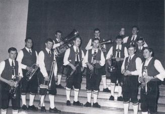 Beim Gauball in der Nibelungenhalle Passau (1967), von links: Rudi Pangerl jun., Rudi Pangerl sen., Gerhard Schiemeier, Ernst Bauer, Franz Würfl und Helmuth Hoffmann, Ludwig Poxleitner, Alois Rosenberger, Willi Bauer mit Maßkrug, Rudi Rosenberger, Günther Ledermüller und Luwig Göppl. (Foto: aus Hoamatliab, 1998, 22)