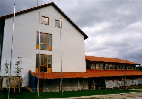 Schulhaus mit Turnhalle 1992, Foto R.Ullmann, Archiv Schule