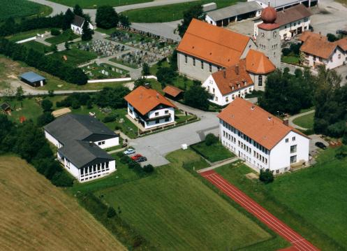 Schule Germannsdorf mit Kirche und Kindergarten vor dem Anbau der Turnhalle. Foto Archiv Schule