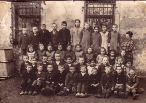 Klassenfoto mit Lehrerin Therese Tuma, Foto StAH