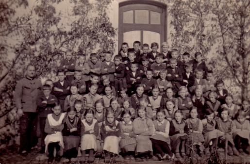 Klassenfoto mit Lehrer Reiter ca. 1930, Foto StAH