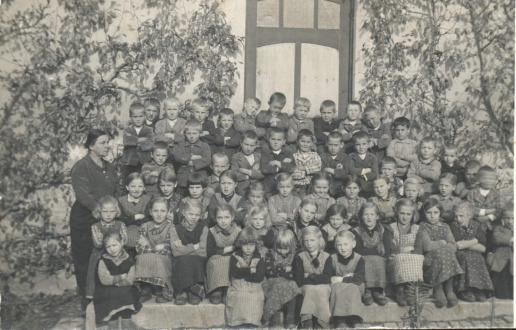 Klassenfoto mit Lehrerin Hildegard Weber 1934, Foto StAH