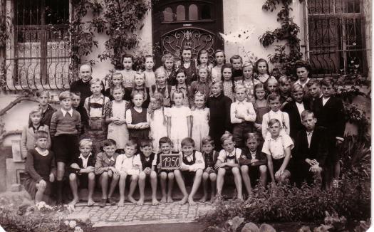 Klassenfoto mit Lehrerin Mathilde Sigl (re.) und Pfarrer Georg Bieringer (li.) aus dem Jahre 1950, Foto StAH