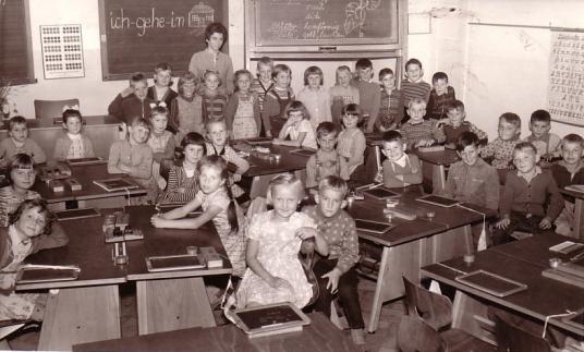 Frau Margarete Holländer mit 1. und 2. Klasse im Herbst 1960, Foto StAH
