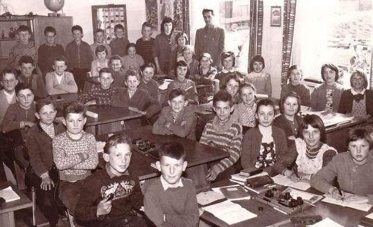Lehrer Josef Greschniok mit 6. bis 8. Klasse im März 1960, Foto StAH