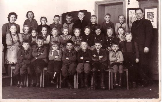 Klassenfoto mit Lehrerin Dorothea Widowitsch und Pfarrer Lorenz Zacher 1957,
Foto StAH