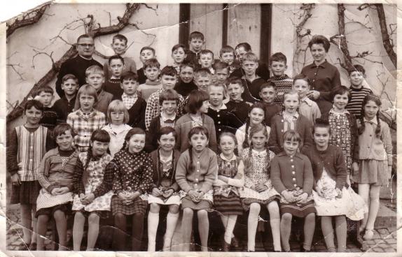 Klassenfoto mit Lehrerin Anni Neubauer (re.) und Pfarrer Nikolaus Ruderer (li.) 1964, Foto StAH