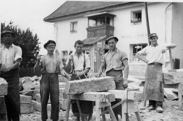 30 Kubikmeter Granitsteine wurden jeden Tag vermauert. Viel Arbeit für die Steinhauer. In der Mitte Johann Moser (Reiß), rechts Richard Resch