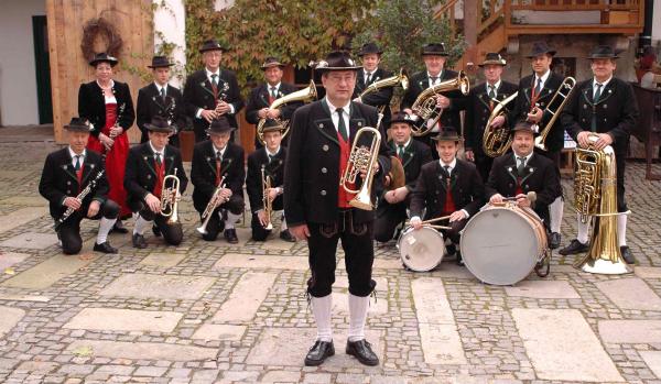 Trachtenkapelle D`Freudenseer beim 50jährigen Gründungsfest 2011. (Foto: Adolf Möckl)