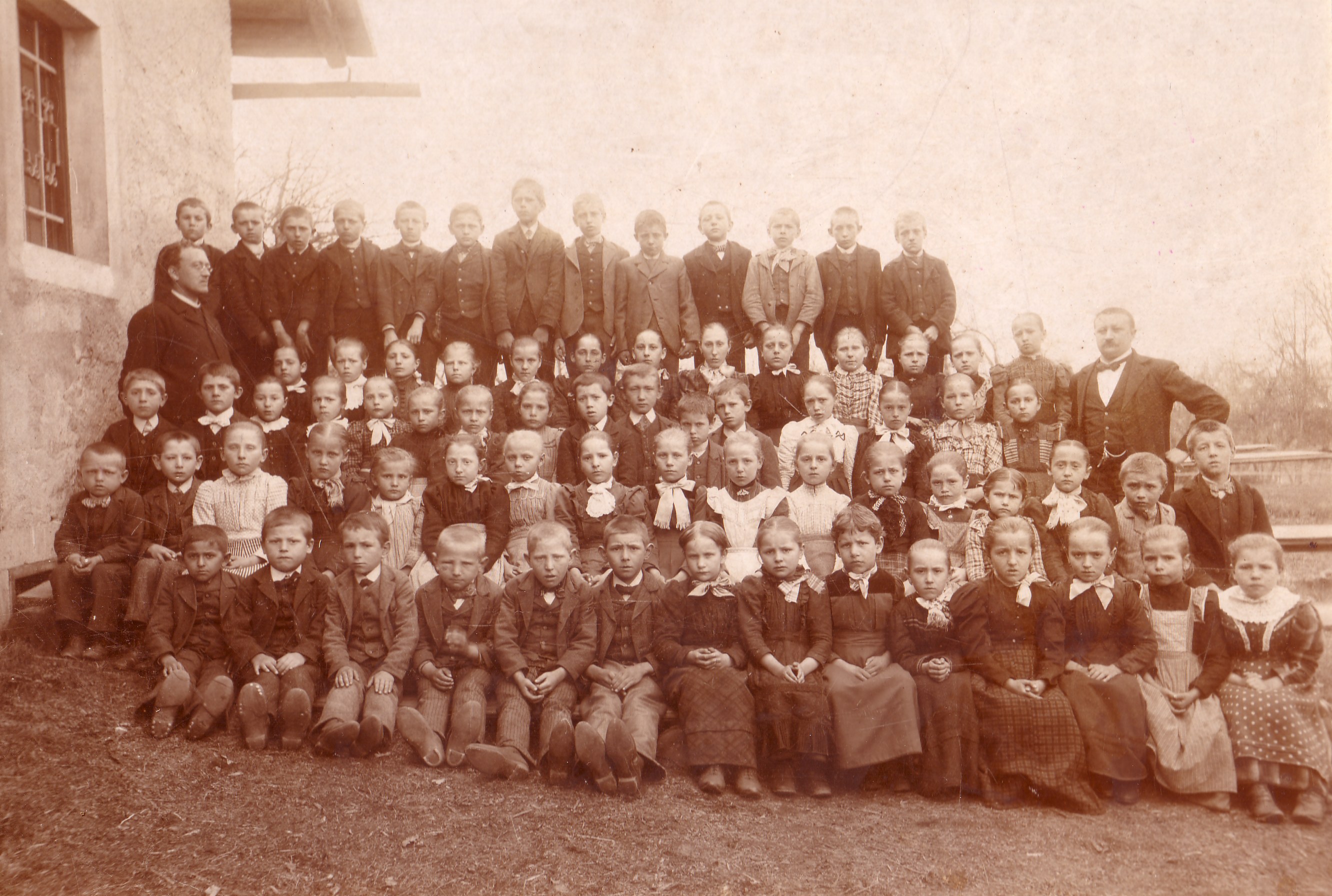 Klassenfoto ca. 1900 bis 1905 mit Pfarrer Joseph Endl (li.) und Lehrer Max Beck (re.)
Foto StAH