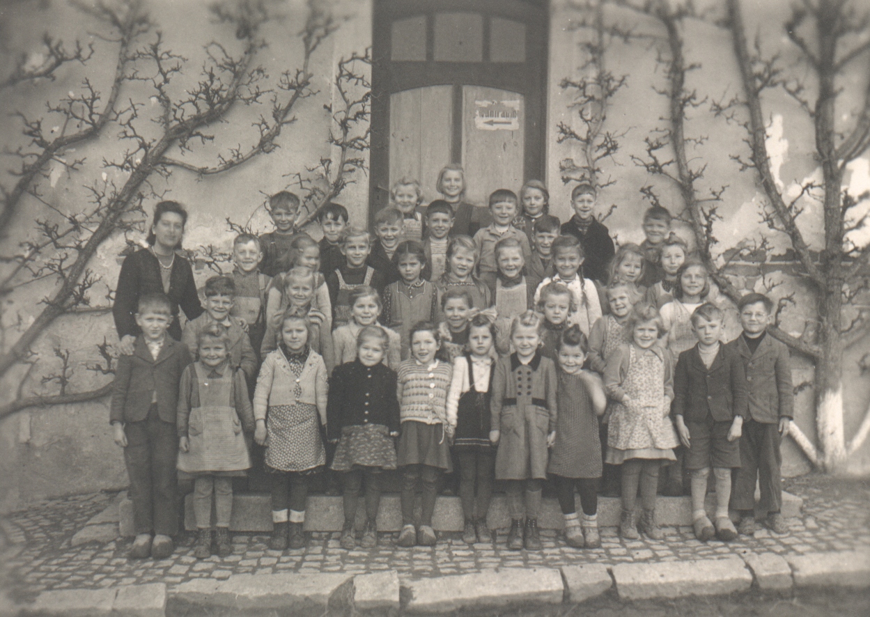 Klassenfoto mit Lehrerin Anna Benesch ca. 1947/1949
Foto StAH