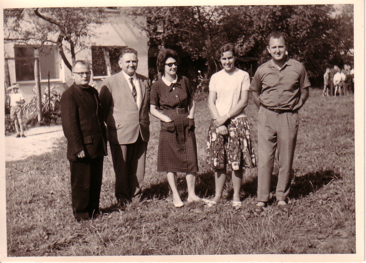 Lehrerfoto von links: Pfarrer Nikolaus Ruderer. Lehrer Johann Glaser, Lehrerin Dorothea Widowitsch, Lehrerin Maria Player, Lehrer Hermann Schwindl 1964, Foto StAH