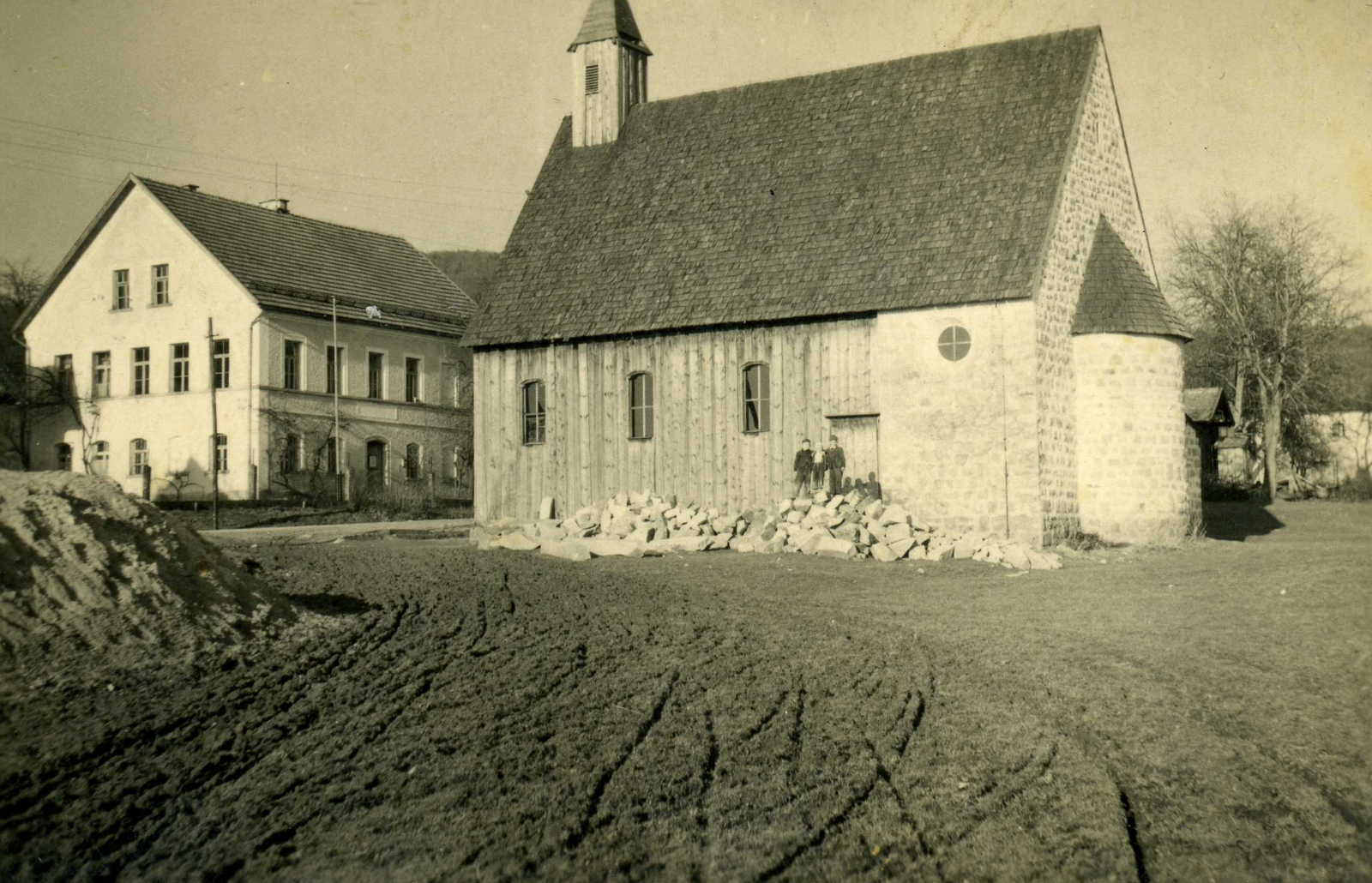 Schulkapelle mit alter Schule im Hindergrund in Germannsdorf, 1932, Foto: Archiv Putzer, Pfaffenreuth